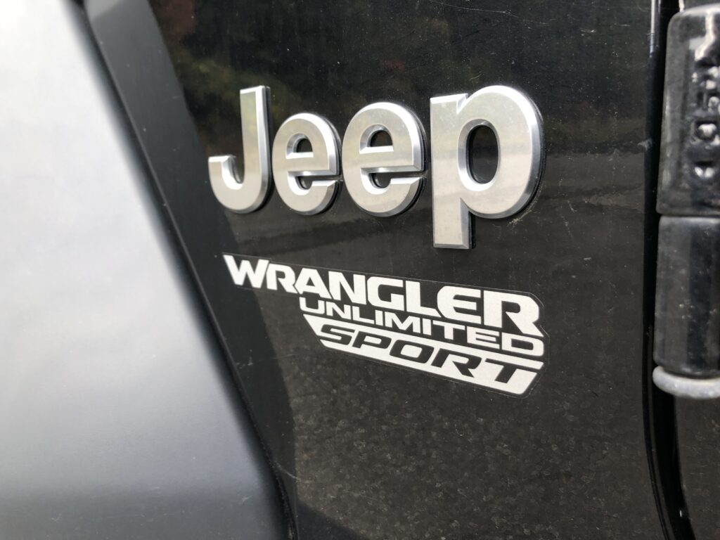 ラージかジーラと書いたエンブレムです。 LadderMachine X Zynith Design & Machining】 JEEP ジープ